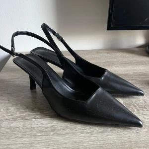 Svarta pumps - Super snygga helt nya svarta pumps, endast testade 1 gång, var lite små på mig💗