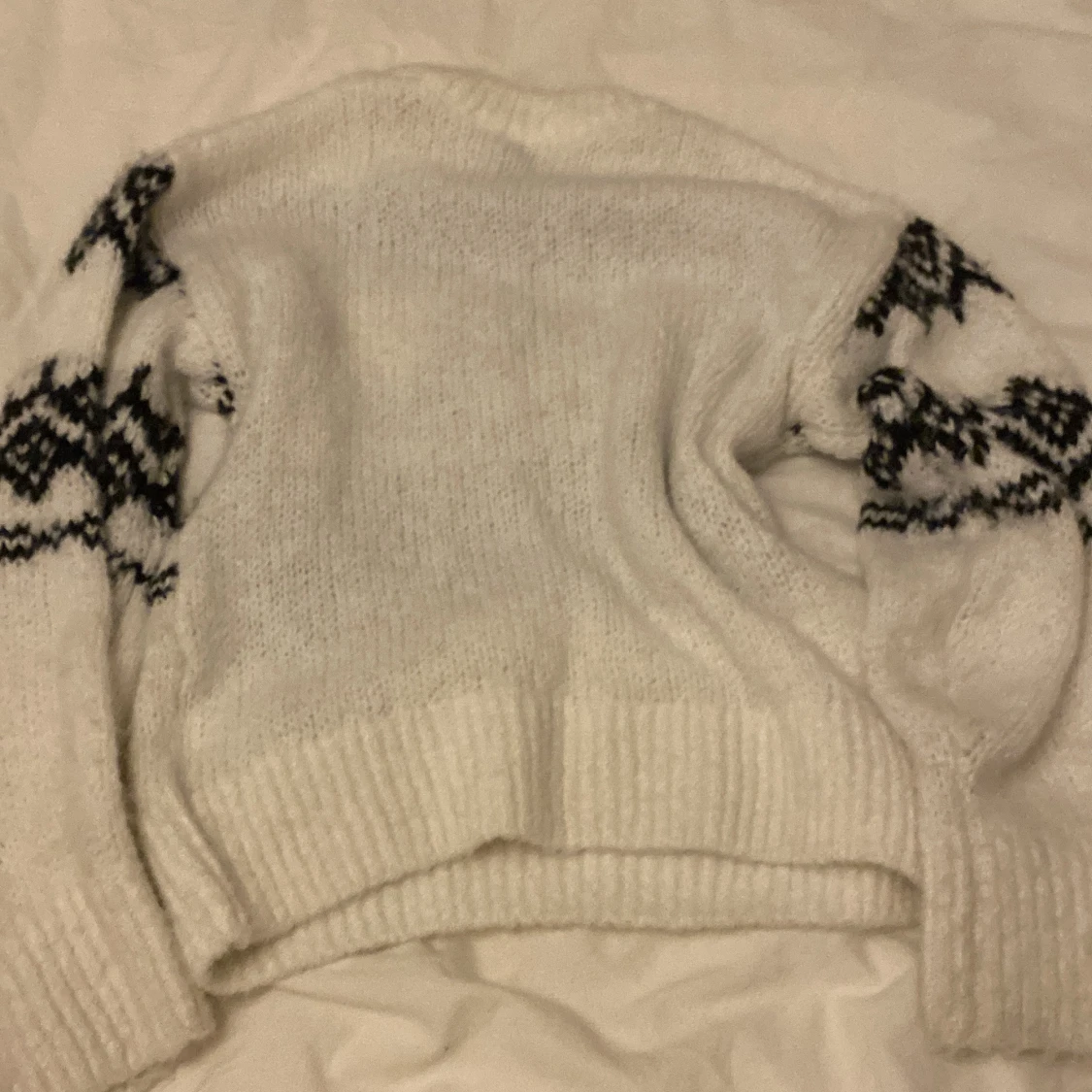 Vit stickad tröja med kaninmönster - 1