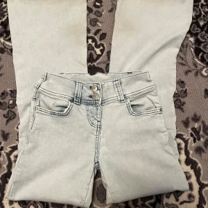 Ljusblå jeansbyxor från FB Sister XS - Säljer ett par ljusblå jeansbyxor från FB Sister i storlek XS. Byxorna har inga backfickor , dubbla knappar i midjan och raka ben. Perfekta för dig som gillar en enkel och clean look.