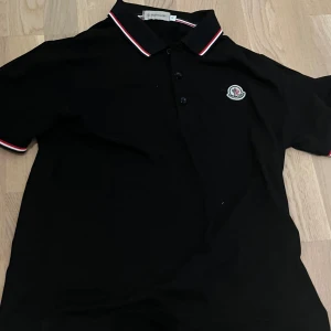 Svart Moncler pikétröja - Svart moncler pike helt ny!!! Storlek M men passar även S❗️❗️❗️