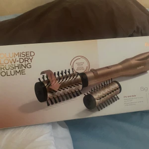 BaByliss roterande varmluftsborste - Säljer en BaByliss roterande varmluftsborste i metallic guld med två utbytbara borsthuvuden i olika storlekar. Perfekt för att skapa volym och snygga blowouts hemma. Borstarna har keramisk yta och antistatiska borst för smidig styling.