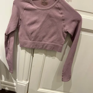 Ljuslila croppad tröja från Aim'n - Träningströja från aimn, fint skick och inte mycket använd. Superskön och sitter väldigt bra på. Säljer då jag inte använder längre.