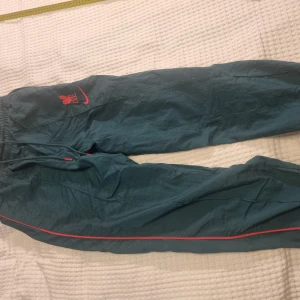 Byxor Nike - Byxor Nike Se bilder för mått. Se gärna även mina andra annonser och skapa bundles. 