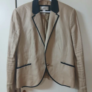 Beige Svart Blazer/Kavaj - Blazer/kavaj från mango. Bra kvalité. Storlek: 44 men passar även om man har storlek 42.