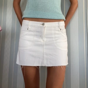 Vit jeanskjol - Såå snygg vit jeankjol! Så trendig och perfekt till sommaren🌟 Midjemått: 41, längd: 32cm. Storlek 13-14 år passar xs-s. Jag på bilden brukar bära s☺️