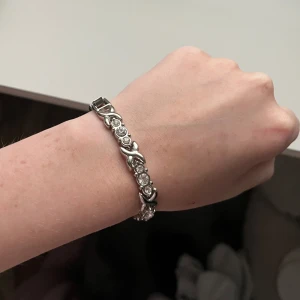 Armband - Superfint silvrigt armband med diamanter. Jättebra skick🩷
