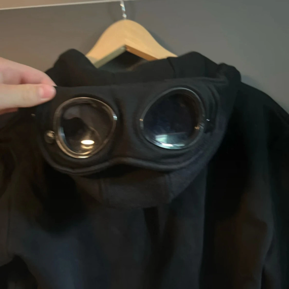 Svart CP Company hoodie med goggles - 1