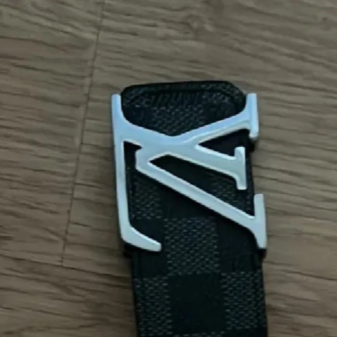 Rutigt svart bälte med silvrigt märke - 3