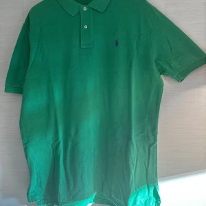 Grön pikétröja från Ralph Lauren - Enkel klassisk Ralph tee. Lite använd.