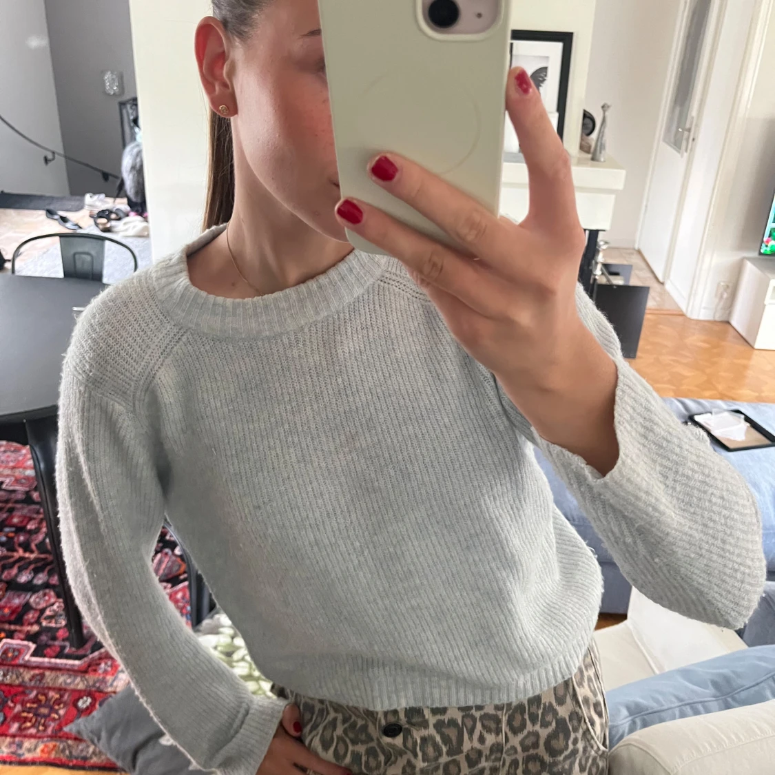 Ljusgrå stickad tröja med rund hals - 1
