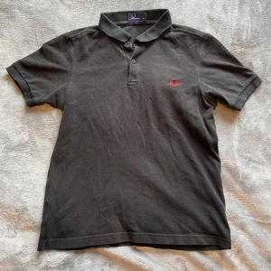 Piké från Fred Perry - Säljer en svart piké från Fred Perry, varan har varit sparsamt använd och är i mycket bra skick. Om du har några frågor så tveka inte att höra av dig. Pris går att diskuteras