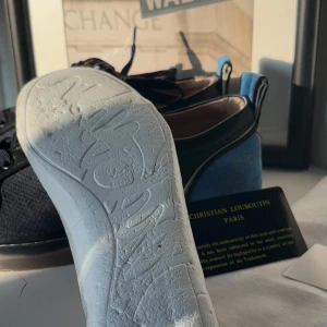  Louboutins - Tja.säljer ett par fetta trendiga skor av märket Louboutins som är väldigt populära just nu.är 9/10 skick,unik färg inte många som har dom.🔥 stäl alla frågor till mig det finns inga dumma frågor.😉😁🔥köp inom 2 dagar och få med ett bälte.