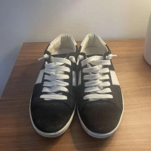 Ysl skor - 🔵säljer riktigt feta ysl skor i storlek 41 som är använda knappt 3 gånger, hör av er vid funderingar 🤝
