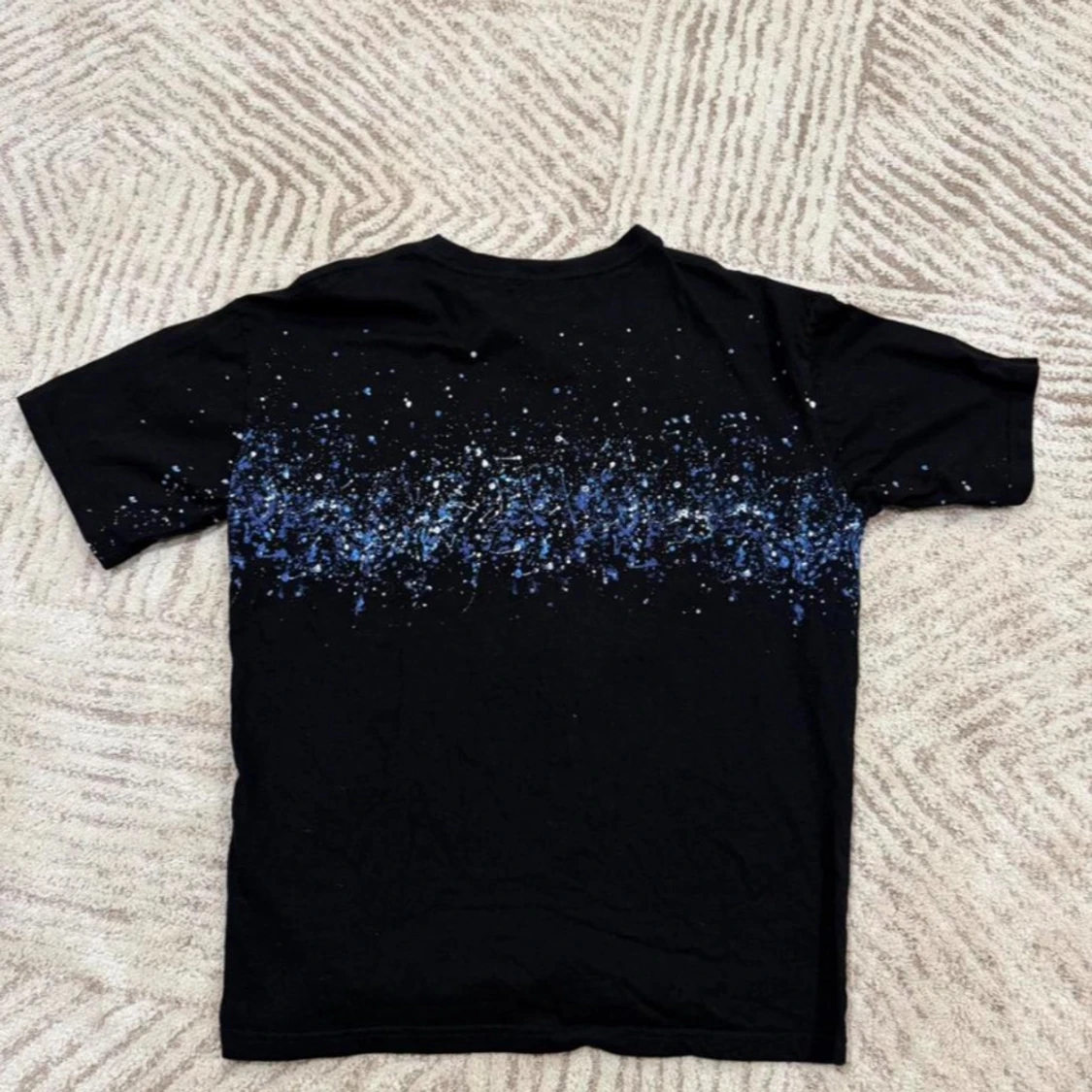 Svart Amiri t-shirt med blått stänkmönster - 1