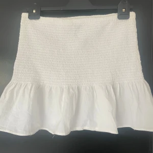 Vit volangkjol - Säljer denna Volangkjol, använd fåtal gånger fint skick💕