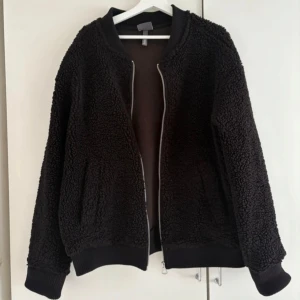 teddy jacka - bomberjacka i teddy material, oversized!