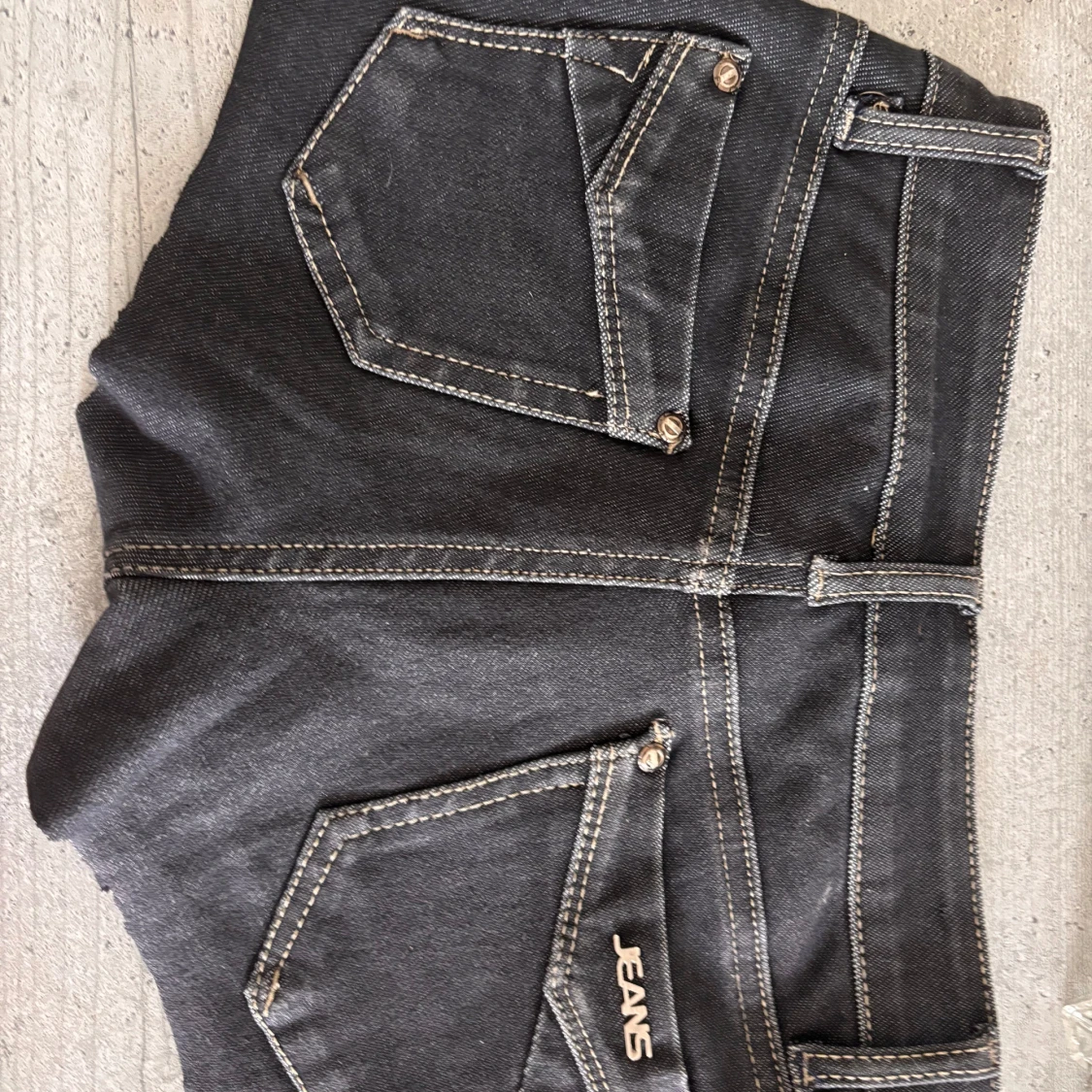 Svarta lågmidjade jeansshorts i denim - 4