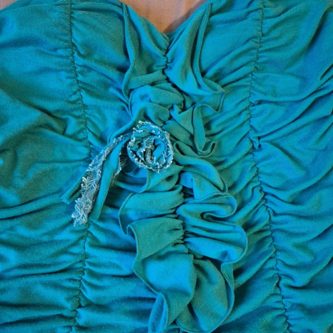 Turkos kortklänning med volangdetalj - 3