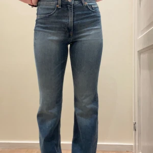 Blå bootcut jeans med hög midja ( ej fram fickor)  - Blå bootcut jeans med hög midja har inga fram fickor. Helt nya 