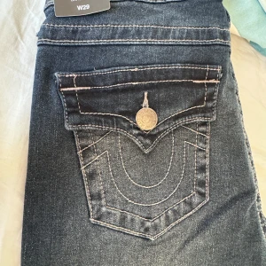 True religion jeans - Helt nya true religion jeans, med etikett kvar. Model low rise joey flare. Hög efterfrågade jeans som är populära just nu. Ny pris på dessa är 1299kr mitt pris är 899kr. W29. Fraktas samma dag som köps. för flera bilder kom privat storlek s