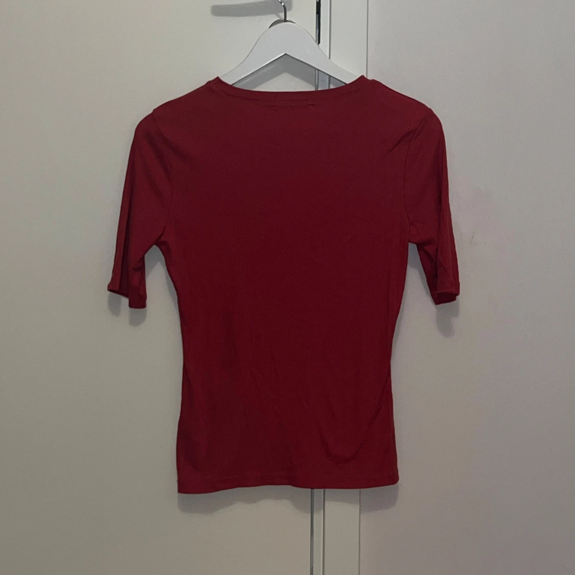 Mörk rosa ribbad topp från NA-KD - 1