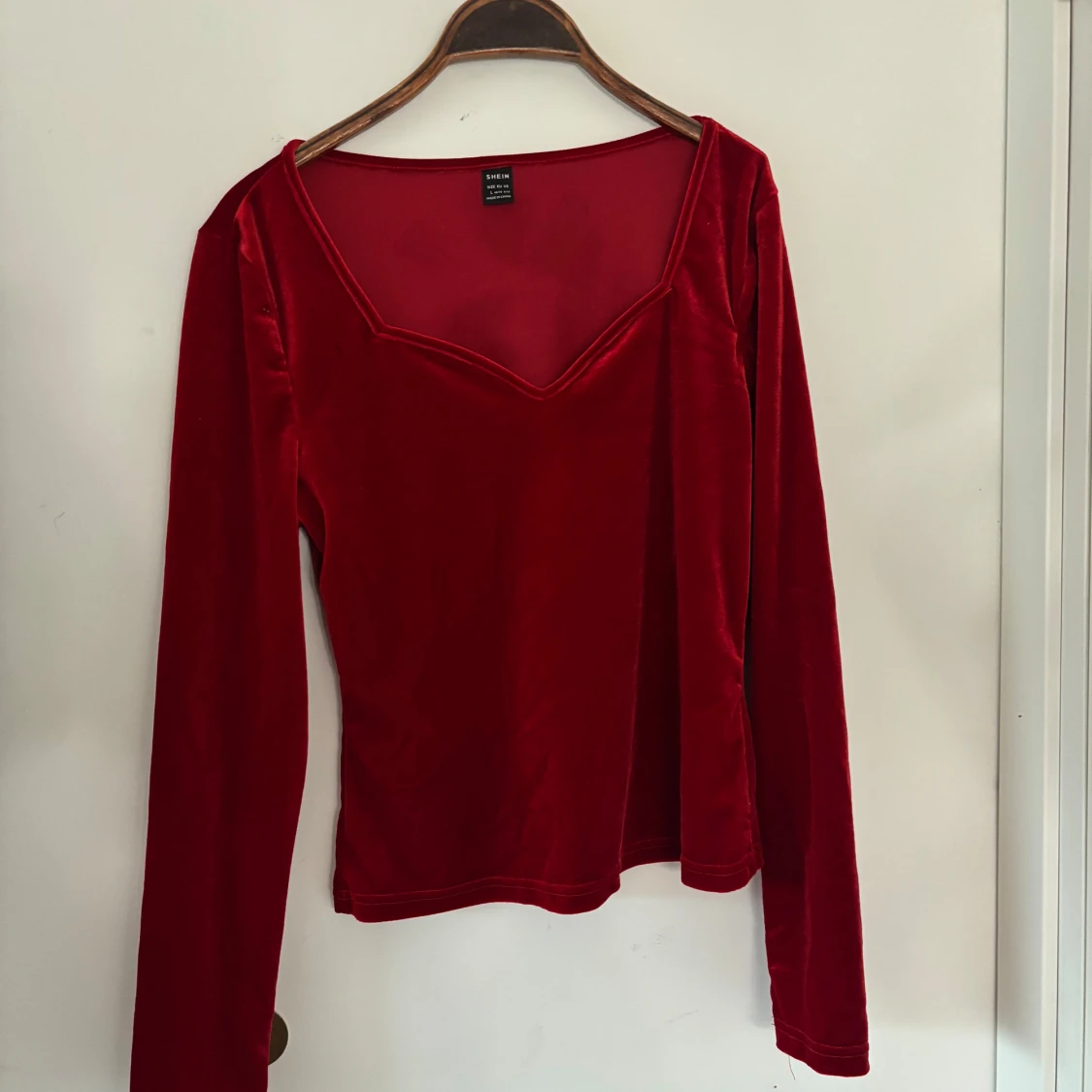 Röd sammets topp med v-ringning från Shein - 1