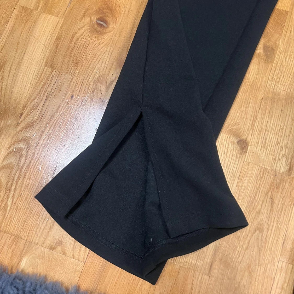 Svarta bootcut kostymbyxor med slits - 1