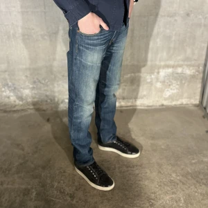 Levis 511 jeans  - Levi’s jeans 511 i färgen blå. Storlek 31/32 och modellen på bilden är 184 cm. Fint skick, nypris 1099, köp för endast 299kr.  Fast pris gäller🤝