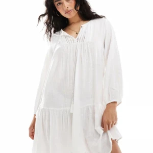 Vit klänning med spetsdetaljer - Vit klänning från only med snören och spets. Använd 1 gång.