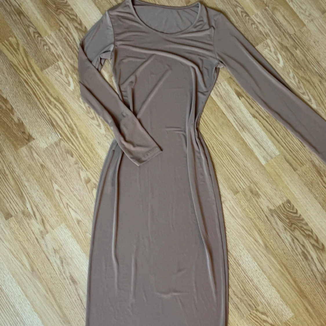 Beige maxiklänning med lång ärm - 1