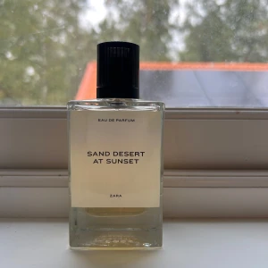 Sand Desert at Sunset Eau de Parfum från Zara - Zara parfym, doften heter Sand Desert at Sunset och är en Eau de Parfum. Det är en 100 ml parfym med endast fåtal sprej använda så cirka 98 ml kvar.