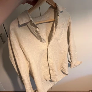 linneskjorta - Säljer en beige linneskjorta i storlek xs (passar ungefär mellan 160-170). 100% linne. 
