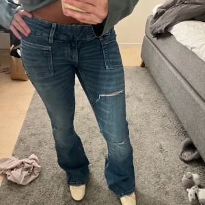 Lågmidjade jeans  - Säljer ett par blå bootcut jeans, knappt använda och har inga defekter eller likande 