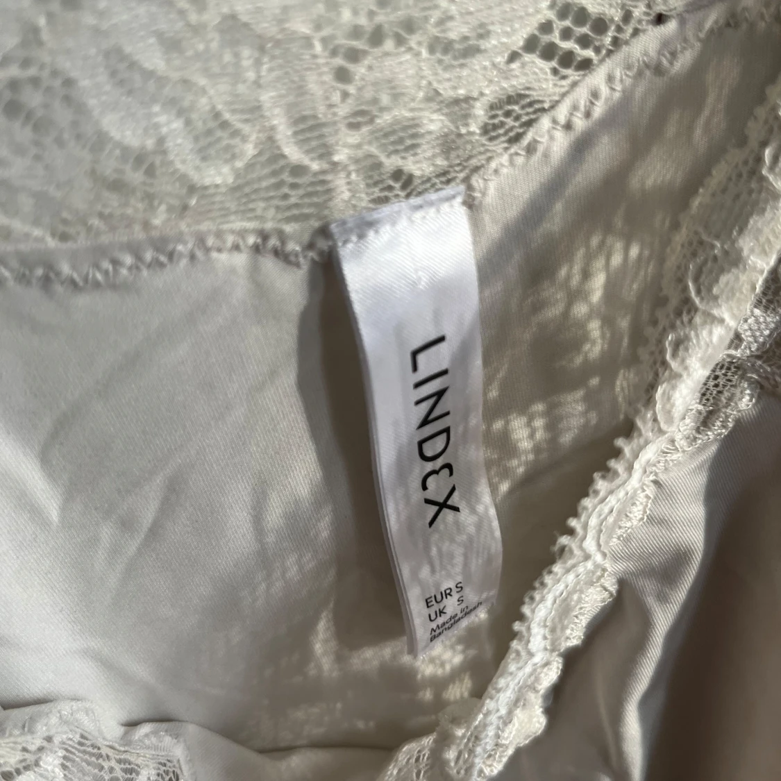 Vit spetsdetaljerad linnetopp från Lindex. - 1