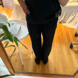 Svarta linne byxor - Säljer ett par svarta linne byxor med avslappnad passform. Byxorna har raka, vida ben och är perfekta för en chill och stilren look. Passar till många olika outfits och är superbekväma. Använd fåtal ggr och säljer pga inte kommit till användning.