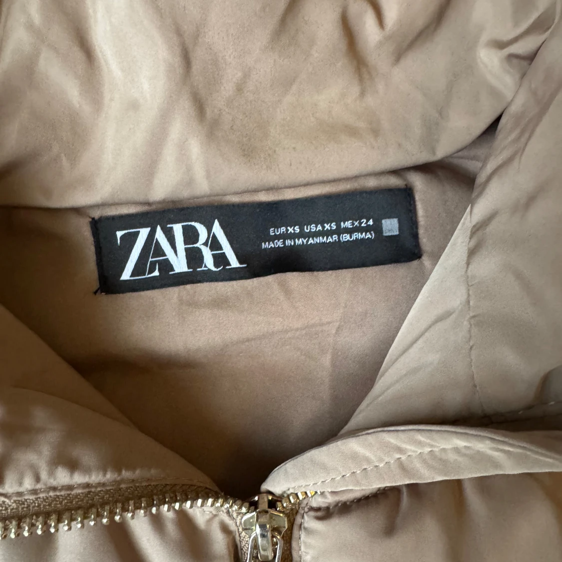 Beige quiltad dunväst från Zara - 1