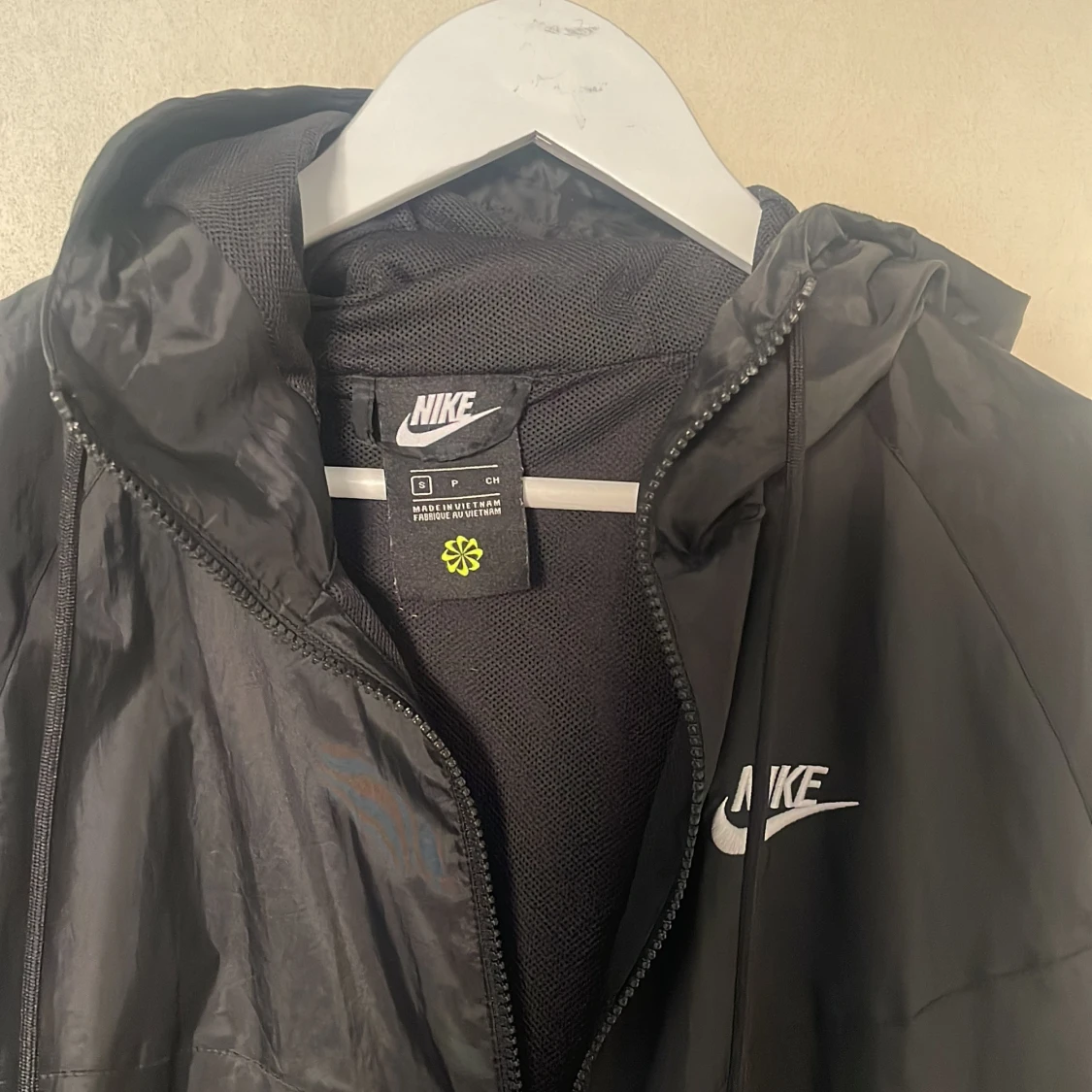 Svart vindjacka från Nike med huva - 2