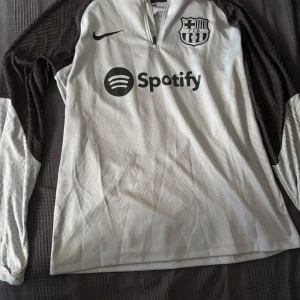 Barca långärmad 2022/2023 - Barcelona långärmad storlek M men passar även S. Den är i bra skick har bara använt den ungefär 10 gånger