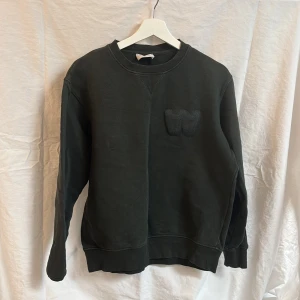 Mörkgrön sweatshirt från Wood Wood - Säljer en mörkgrön sweatshirt från Wood Wood