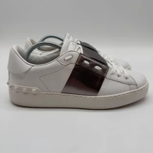 VALENTINO OPEN SNEAKERS - Valentino open sneakers - Skick: 9,5/10 - Storlek 38  - Tillbehör: Enbart skorna - Nypris 7700kr - deluxecloset 