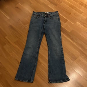Blå bootcut jeans från Lager 157 - Säljer ett par blåa jeans från lager 157. Jätte fina men säljer då de är för korta för mig