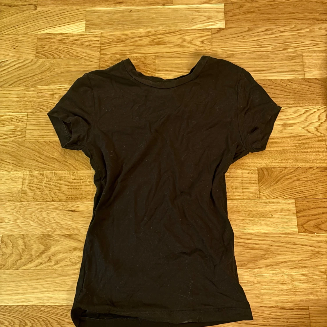 Svart t-shirt från Gina Tricot - 3