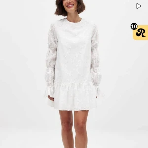 Vit blommig klänning med volang - Superfin vit klänning med blommigt mönster och volang nertill. Perfekt för studenten!  Säljer för 500kr, aldrig använd och lappen kvar. Nypris 700kr