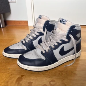Jordan 1 High 85 Georgetown - Jättesnygga jordan 1s i strl 44,5, använda men i väldigt fint skick och inga fel.