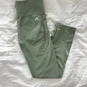 oner active leggings  - oner active gröna läggnings i storlek M. Har inga skavanker utan är för stora för mig så säljer vidare 