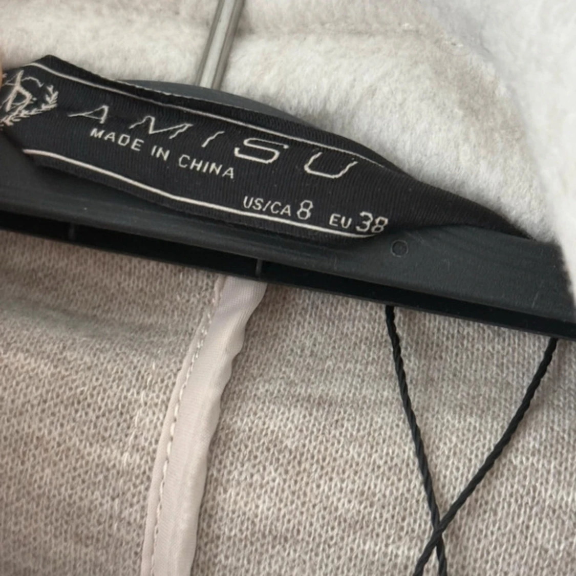 Beige kappa med bälte från Amisu 