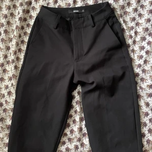kostymbyxor bikbok - Snygga midwaist kostymbyxor från bikbok, nypris 399kr, säljer för de är för små i midjan men längden är perfekt! 🩷