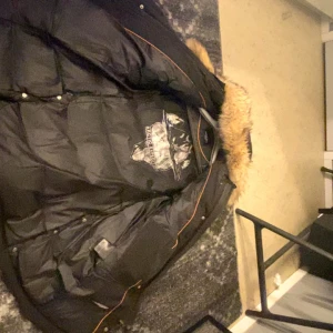 Svart dunjacka med fuskpäls från hollister - Hej! Jag säljer min jacka. Jag köpte den för 5 500 kronor, men jag vill sälja den för 1 500 kronor. Jag har använt jackan i ett och ett halvt år (priset kan diskuteras). Päls ingår, men tyvärr har fick bandet gått sönder, och det finns ett litet hål vid den inre jackan. Om ni är intresserade av att köpa, hör gärna av er!