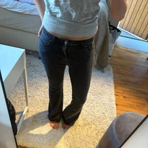 Svarta bootcut jeans - Säljer ett par svarta bootcut jeans med en låg midja🖤det står inte vilken storlek det är men skulle säga att det är en 28 (M)