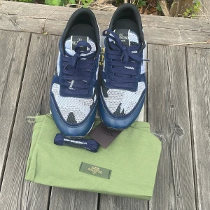 mörkblå Valentino rockrunners  - Valentino rockrunners i den snyggaste färgen som finns i mycket fint skick, allt og medföljer och den enda defekten skulle vara att de är lite lätt skrapade längst fram på tårna, lite av ett intressekoll är villig att sälja till rätt pris, ställ gärna frågor och be om fler bilder